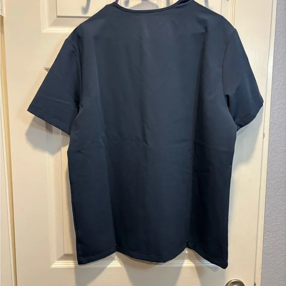 NWT Figs Leon 3 pocket Scrub Top Dark Harbor - Picture 4 of 4